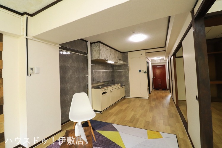 居間 【リビング】弊社にて無料でリフォーム見積もり致します。ワンストップサービスで物件の購入からリフォーム工事まで弊社にお任せ下さい。