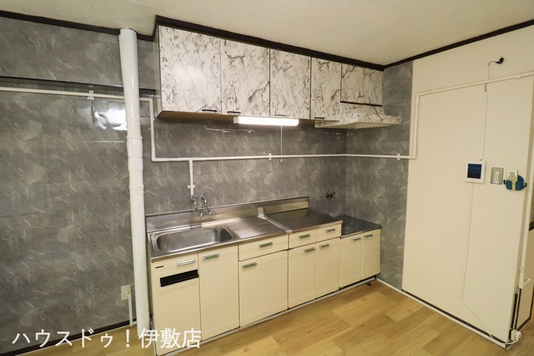 キッチン 【キッチン】吊戸棚付きのキッチン！収納が多いのはうれしいですね！