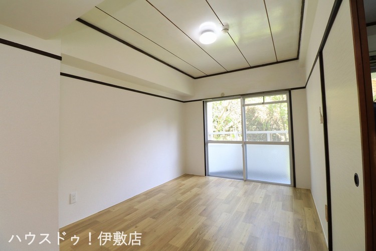 内装 【洋室6帖】掃き出し窓から専用庭へ出入りができます！