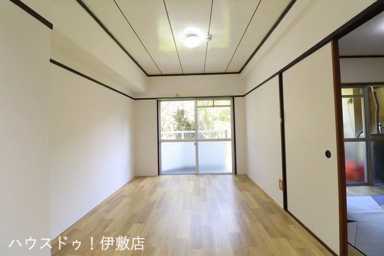 内装 【洋室6帖】南東側から暖かい日差しが入る洋室です！