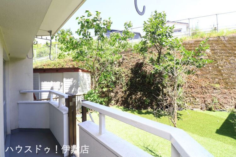 その他 【バルコニー】物干し金具付きのバルコニーです！バルコニーから専用庭に直結しています