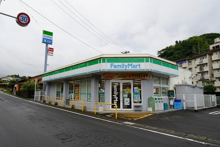周辺 ファミリーマート 下伊敷店[ファミリーマート 下伊敷店]飲食品、日用品を取扱うコンビニエンスストアー 徒歩 約7分（約550m）