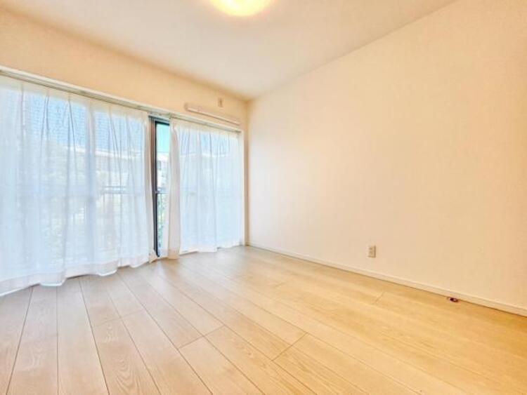 内装 窓からたっぷりと陽光が注がれる、明るく快適なプライベート空間となっております。 