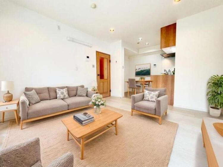 居間 (配置してある家具はCGによるイメージです。)安らぎの日々のために最新の設備・仕様を採用しました。笑顔の毎日をここでお過ごしください。