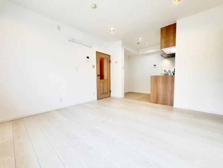 居間 光と風があふれる開放的なリビングダイニングには自然と家族みんなが集まってきます。明るく穏やかな空気の中で幸せを感じさせてくれる場所です。 