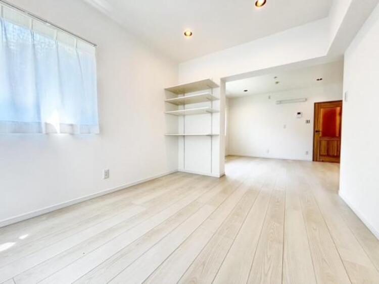 居間 くつろげるリビングは話に夢中になりすぎて、ついつい時間を忘れてしまう。そんな束の間の幸せを感じさせてくれる場所です。 