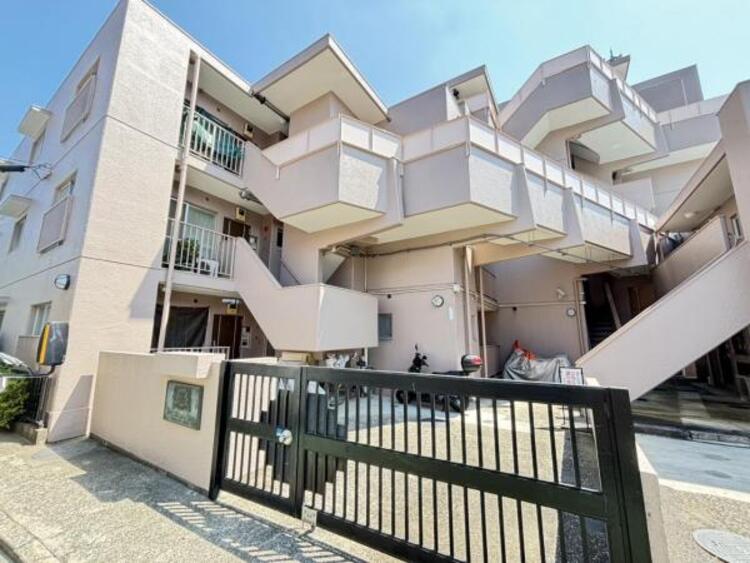 外観 この場所だからこそ叶えられる開放感、陽光を取り入れた住宅です。是非現地でご体感くださいませ。 