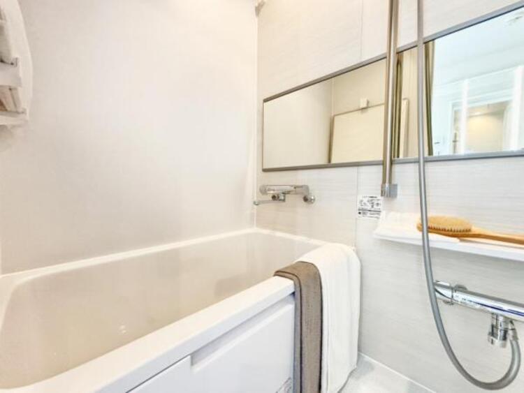 風呂 跨ぎ易い浴槽や高さの変えられるシャワーヘッドは老若男女に対応した嬉しい仕様です。 