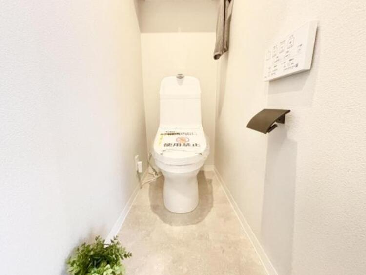 トイレ 白を基調としたウォシュレットトイレは清潔感あるプライベート空間を演出します。 