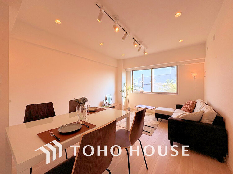 内装 大きな窓があるリビングは、たくさんの陽射しをお部屋に取り入れます