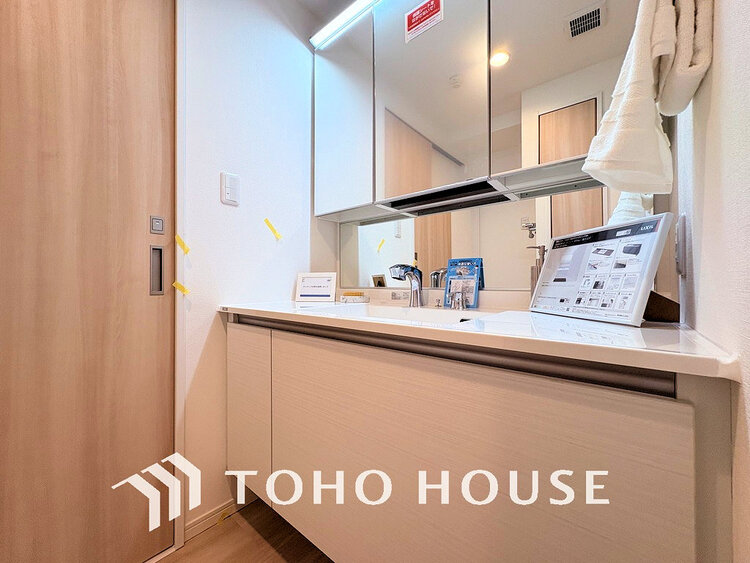 洗面 白を基調とした清潔感のある洗面室で朝の身支度を