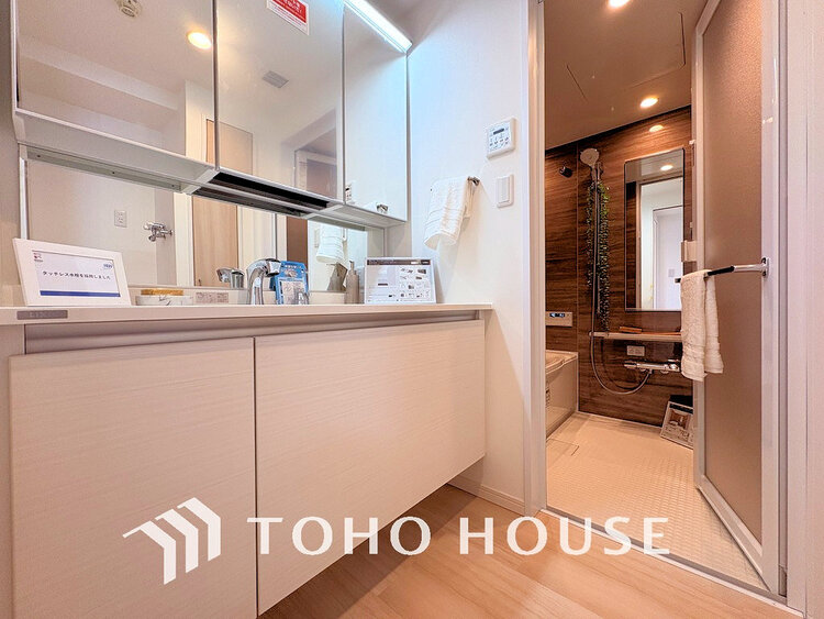 洗面 大きな洗面鏡付き!朝の身支度も楽しくなりますね