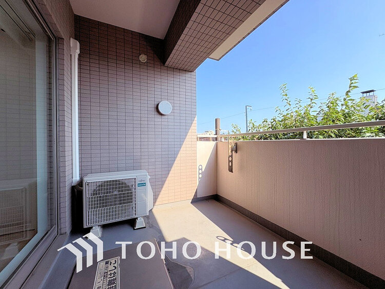 バルコニー 日当たりの良いバルコニーで晴れの日の洗濯物も楽しみになりますね