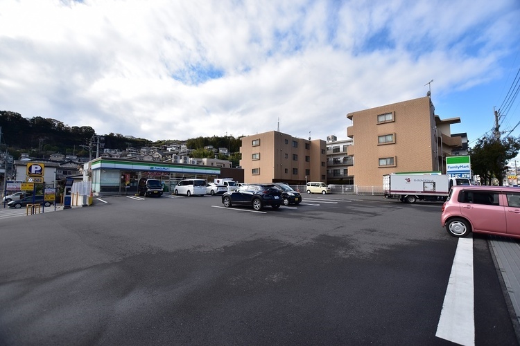 周辺 【ファミリーマート田上三丁目店】鹿児島市田上3丁目にあるコンビニです。設備・サービス　駐車場有り、ATM、マルチコピー機、証明写真、フリーWi-Fi、たばこ、お酒 徒歩 約5分（約400m）