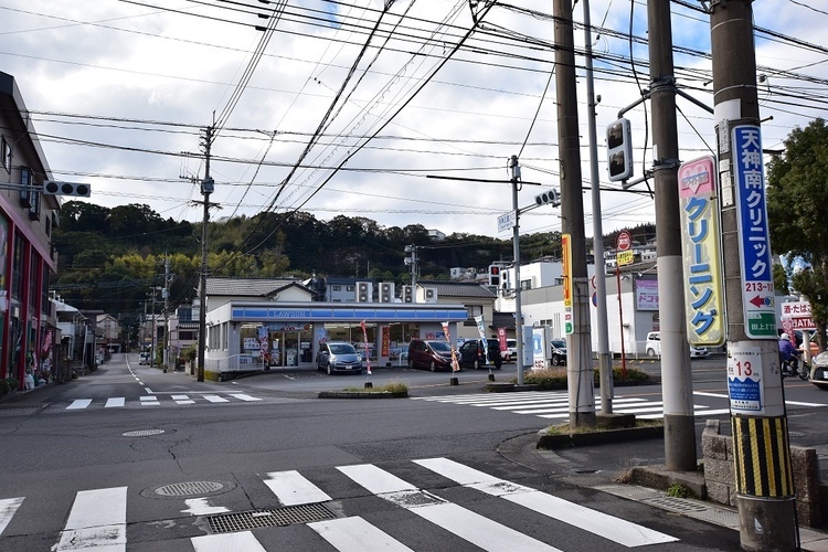 周辺 【ローソン田上天神店】鹿児島市田上2丁目にあるコンビニです。設備・サービス　駐車場有り、ATM、お酒、たばこ、マルチコピー機、無印良品 徒歩 約6分（約470m）