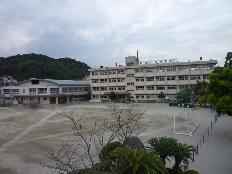 周辺 【鹿児島市立田上小学校】は、田上5丁目に位置する1876年創立の小学校です。令和3年度の生徒数は550人で、26クラスあります。 徒歩 約12分（約950m）