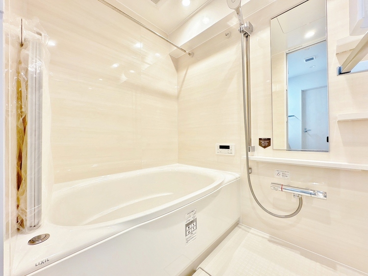 風呂 一日の疲れを癒すバスルームは、心地よいリラックスを叶える清潔感溢れる空間です。