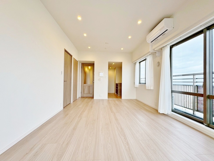 居間 忙しく過ぎゆく日常を置き去るほど、ゆったりした時間が流れるリビング。