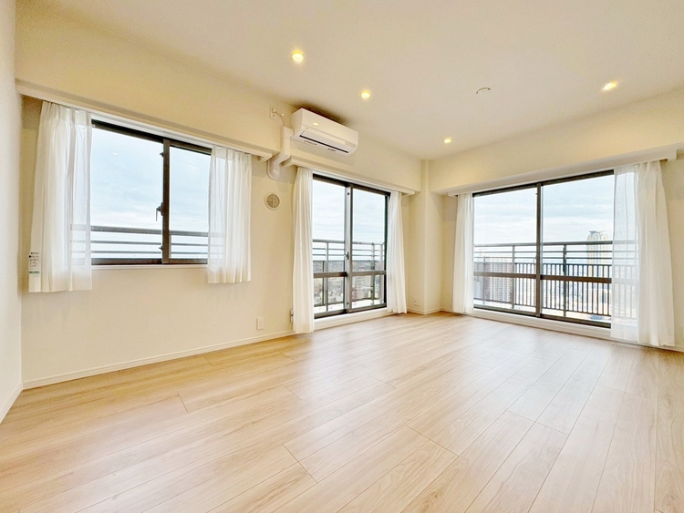 居間 飾り過ぎないシンプルな内装と偏り過ぎないデザインで統一しました。