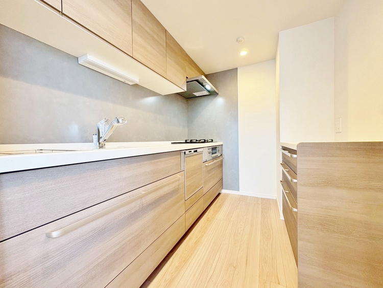 キッチン スマートな意匠と充実の機能を備えたキッチンが、暮らしにおいしい彩りを添えます。