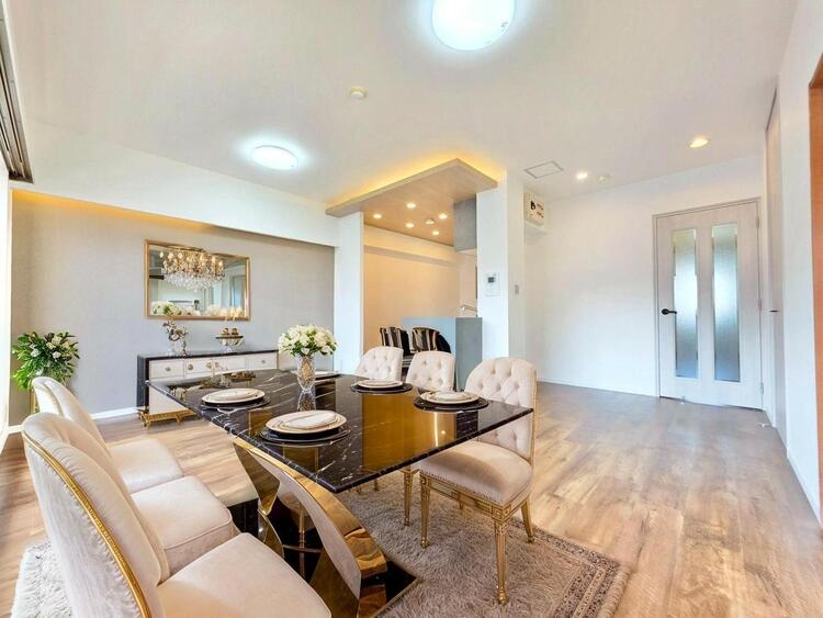 居間 「空間が織り成すひとつ先の住み心地」を演出します。CG加工による家具を配置しております。