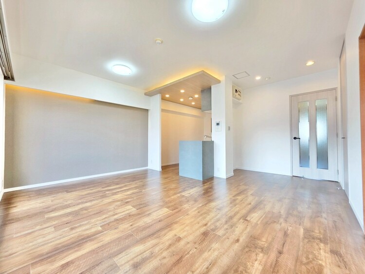 居間 忙しく過ぎゆく日常を置き去るほど、ゆったりした時間が流れるリビング。