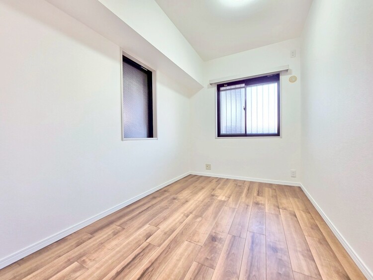 寝室 ベッドも十分に設置するスペースがあります。