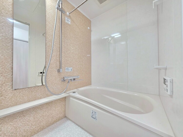 風呂 一日の疲れを癒すバスルームは、心地よいリラックスを叶える清潔感溢れる空間です。