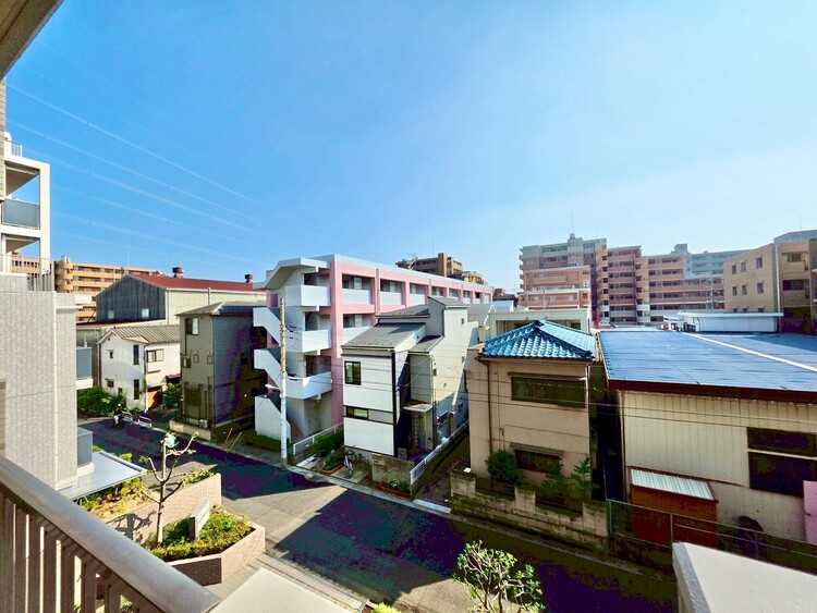 バルコニー 窓を開けると広がる青空。心をリフレッシュして日々を過ごしていきましょう。