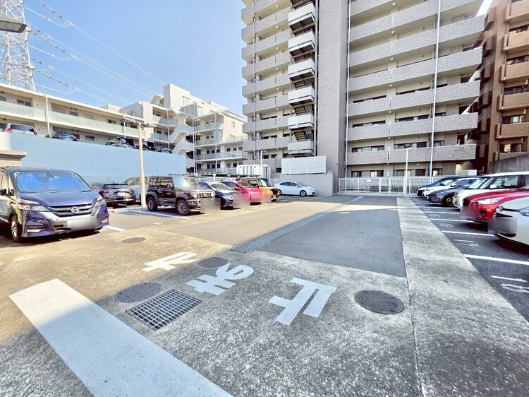 駐車場 本物件の駐車スペースです。車種制限のある場合もございますので、お気軽にお問い合わせくださいませ。