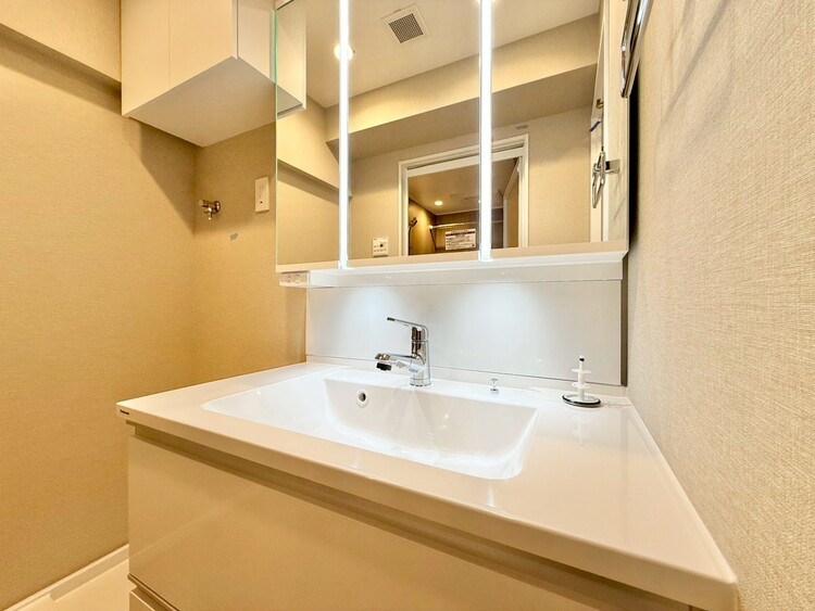 その他 清潔感を感じられる洗面化粧台。