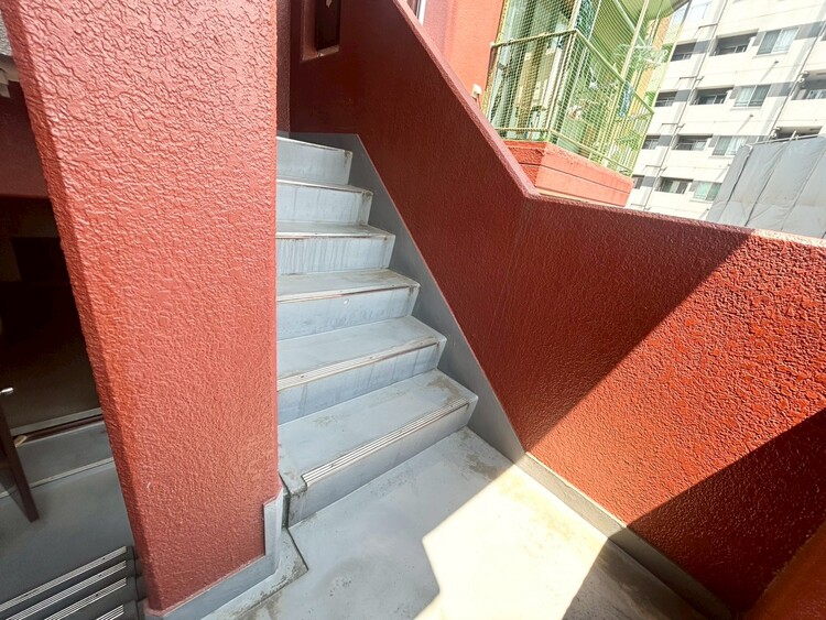 その他 共用部の階段です。明るく清潔に管理されています。