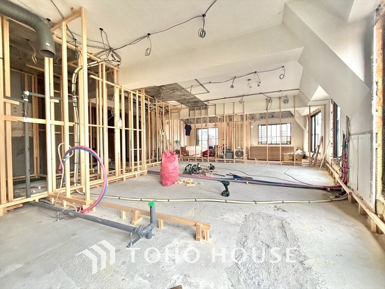 内装 【改装中】居心地のいい暮らしには欠かせない眩い採光。ゆったりとした幅の窓からこの空間に降り注ぐ採光が絶えない。明るいリビングこそ居心地のいい暮らしが待っているのだと思う。