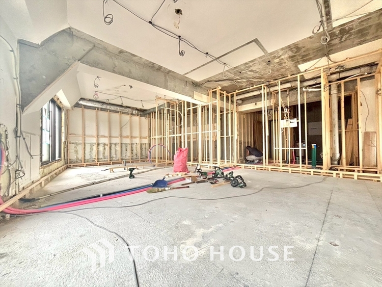 内装 【改装中】風の通り道。舞い込んでくる風が優しく躍り、室内に爽やかな空気を運んでくる。そこに季節の息吹を感じて、いまがどんな季節なのかを実感する。