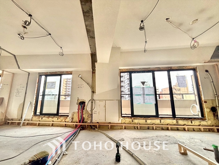 内装 【改装中】叶えたかったのは落ち着きのあるナチュラルな風合い、そして開放感があるリビング。優雅な気分に浸れる幸せな時間を家族が自然と集まりたくなるこの空間で。