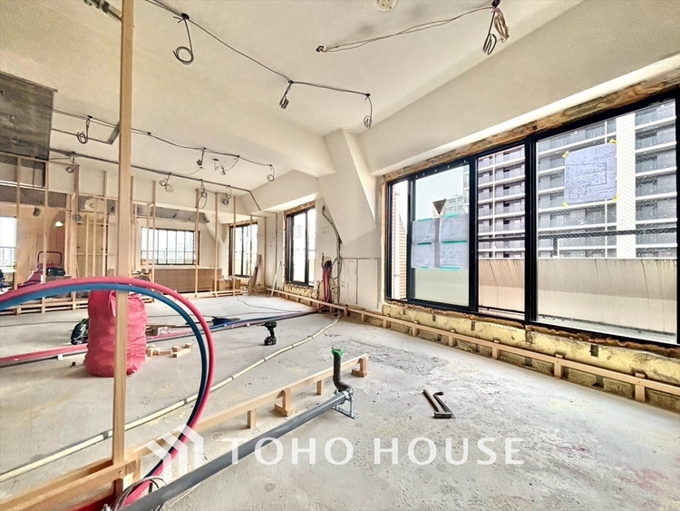 内装 【改装中】◆サンサンと◆差し込む太陽の光がこのリビングに笑いをもたらす。ソファの上のクッションがポカポカした暖気にぬくぬくと微睡んでいる。