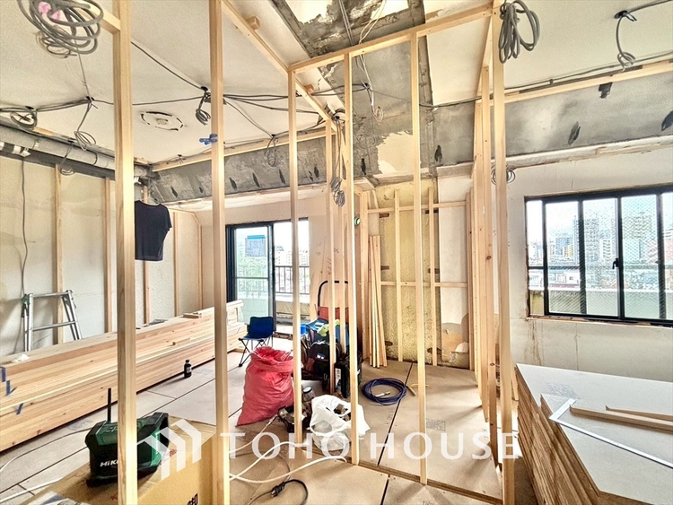 内装 【改装中】ここはみんなが集い、食事と楽しい会話が始まる場所。話に夢中になりすぎて、ついつい時を忘れ、夜半過ぎになってしまう。そんな束の間の幸せを感じさせてくれます。