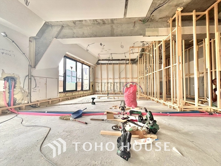 キッチン 【改装中】手元の収納から、足元の収納までが全てスライド式で、奥のスペースまで有効に活用できます。奥まで上から見渡せるので、たまにしか使わない調理器具もサッと取出せます。