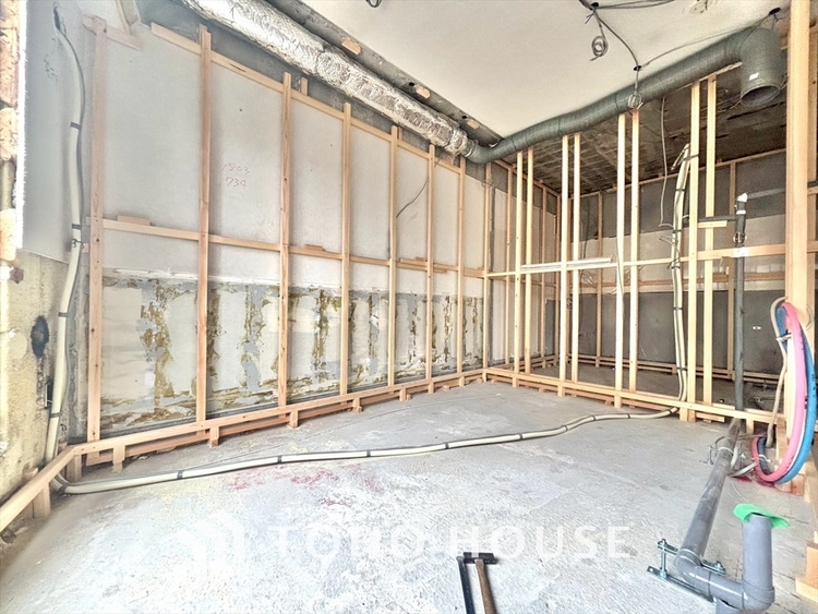 キッチン 【改装中】キッチンは家族の絆を育む大切な空間。シンプルで使い易いシステムキッチンで愉しく作る料理は愛情のある美味しいご馳走に。家族で使えるダイニングキッチンです。