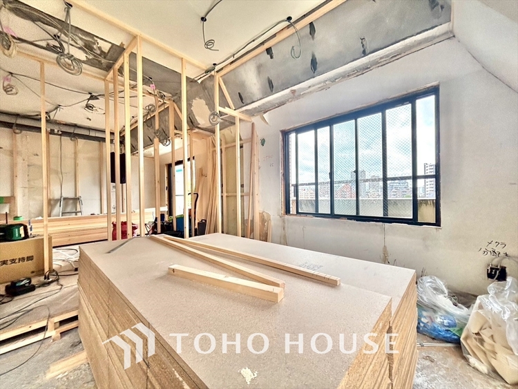 キッチン 【改装中】毎日料理をする、料理が好き、家族が多くて量を作る必要がある、等の方々にとっては必須の3口コンロ。同時進行で効率アップはもちろん鍋を移動する回数が減り、無駄な動きを軽減することが出来ます。