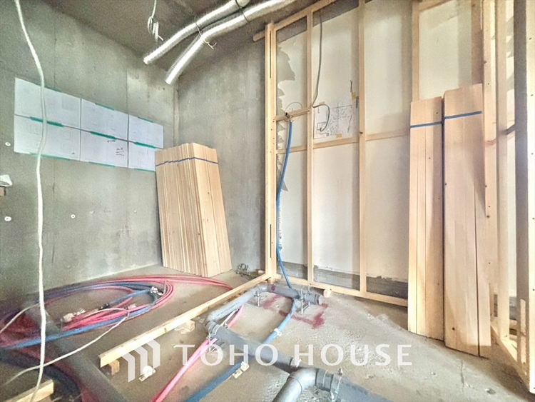 風呂 【改装中】【浴室】《一日の疲れを落としてくれる場所は、落ち着く場所でなければならない》　高級感溢れるカラーと大きさ・柔らかな曲線で構成された半身浴も楽しめるバスタブが心地よさをもたらします。