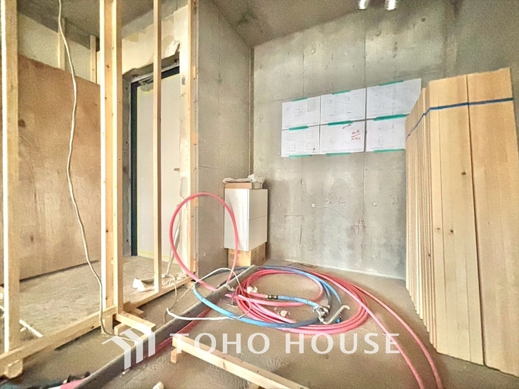 トイレ 【改装中】清潔感あるホワイト調のクロスと温もり溢れるモダンカラーの床材が見事に調和した本邸宅は、毎日の生活を少しでも快適に過ごして頂ける様に落ち着いた雰囲気作りから行っています。