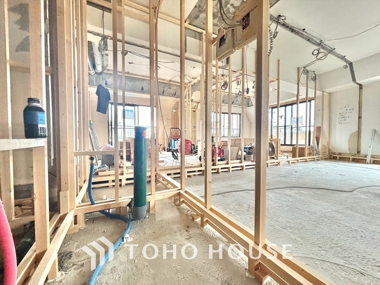 洗面 【改装中】気持ちの良い朝をつくりだし、夕方には笑顔を取り戻させてくれるミラー。パウダールームはいつでも本来の自分を取り戻せる空間。明るく仕上げてあります。