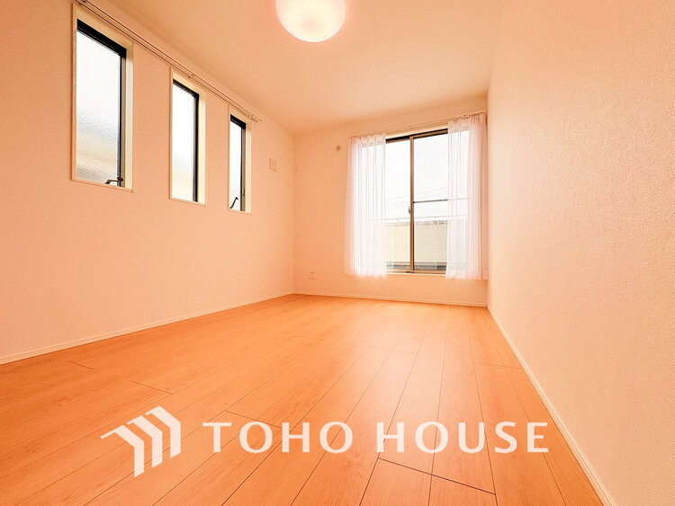 内装 採光もある洋室は、くつろぎのひと時を過ごすのにぴったり