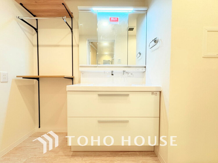 洗面 白を基調とした清潔感のある洗面室で朝の身支度を