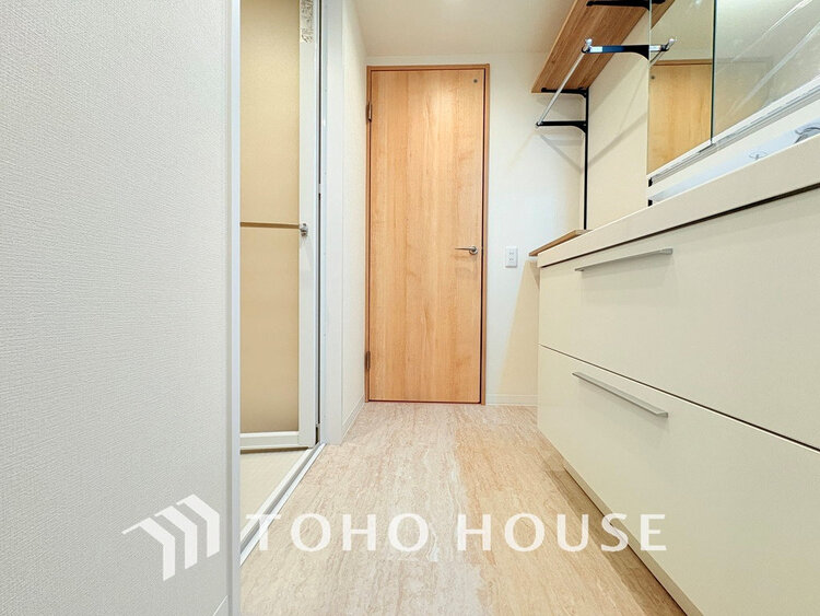 洗面 落ち着きのある色合いでまとめられた洗面室