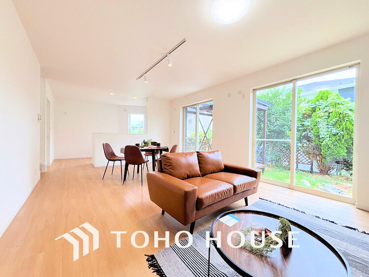 内装 家族みんなが爽やかに過ごせるように、光をたっぷり取り込んだLDK