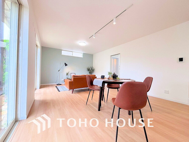 内装 シンプルな部屋の雰囲気に溶け合うナチュラルキッチン