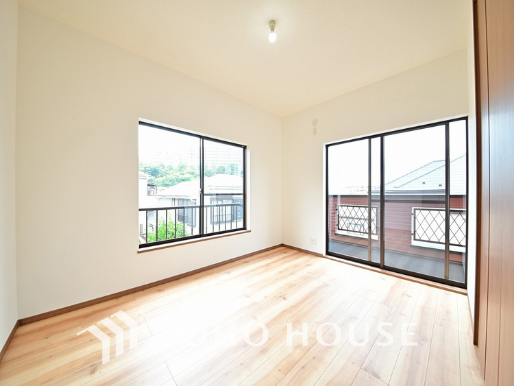 内装 採光もある洋室は、くつろぎのひと時を過ごすのにぴったり