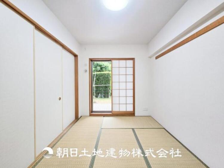 内装 【和室】近年減少傾向にありますが、和室があることで落ち着きと癒しの空間が生まれます。来客時の客室としても利用できますし、お子様のプレイルームやお昼寝に良いお部屋です。